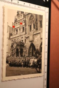 altes Foto - großer Empfang - Gebäude - Fahnen  - Ort ? großes Eisernes Kreuz am Eingang